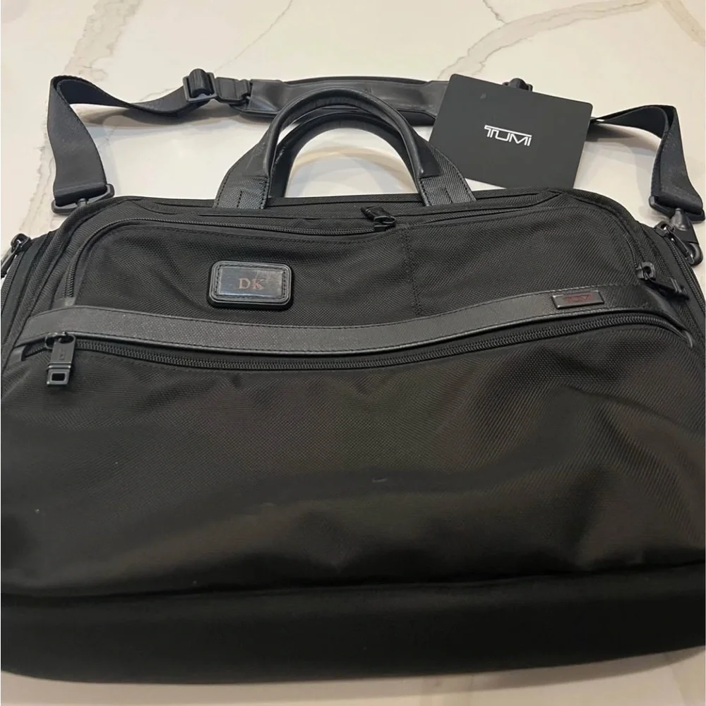 Like new Tumi Black Briefcase with Sleek Design and Premium Aesthetic